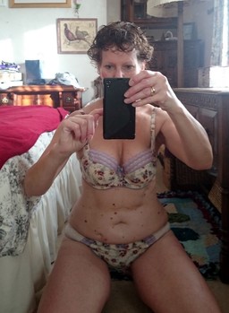 Mature housewife takes selfshot pictures