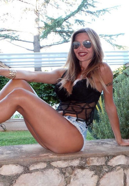 Sexy babe with long legs, mixed pics