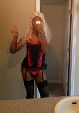 Black trasseksual in white wig, amateur
